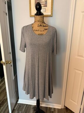 New York & Company Gray Scoop Neck Swing Tunic